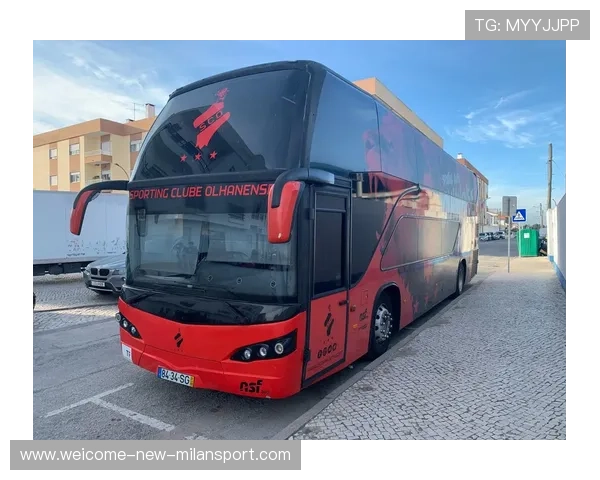 球队赛前突发大巴故障，被迫步行入场引爆社媒