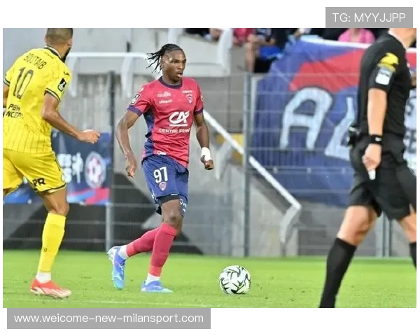 雅凯穿上利物浦5号球衣，斯洛特称其为防线最后一块冠军拼图